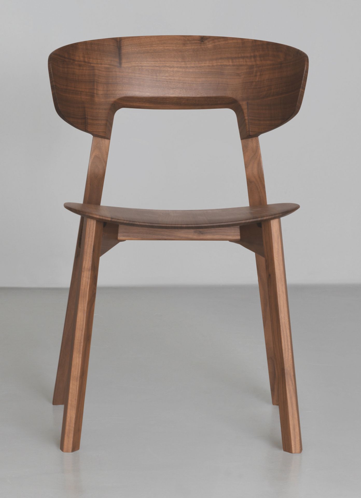 Nonoto Stuhl aus Eiche, modernes Design. Holzstuhl mit abgerundeter Rückenlehne und Sitzfläche.